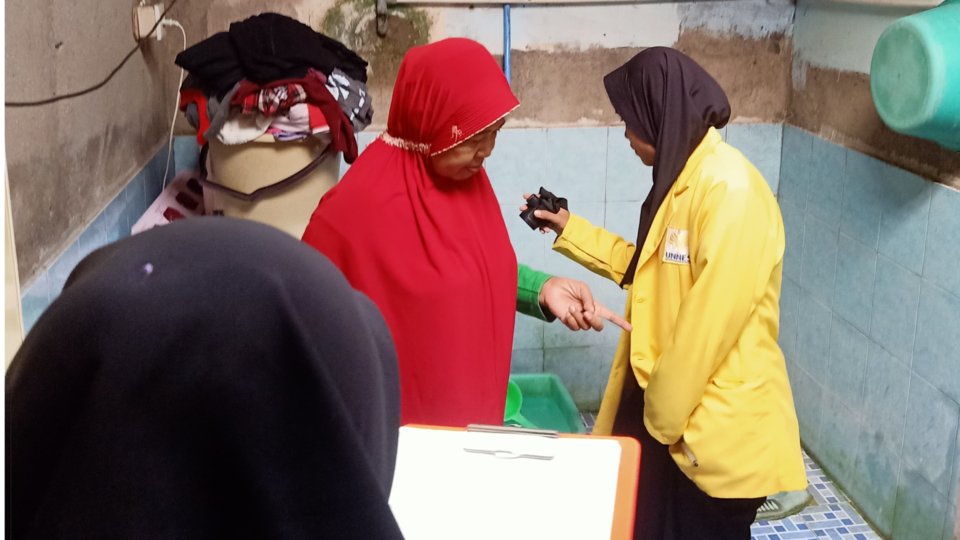 Mahasiswa GIAT 9 UNNES Berperan Aktif dalam Kegiatan Rutin Jumantik di Desa Wunut