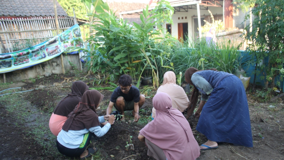 Pemanfaatan dan Penanaman Taman TOGA Bersama KKN Giat 9 UNNES di Desa Wunut