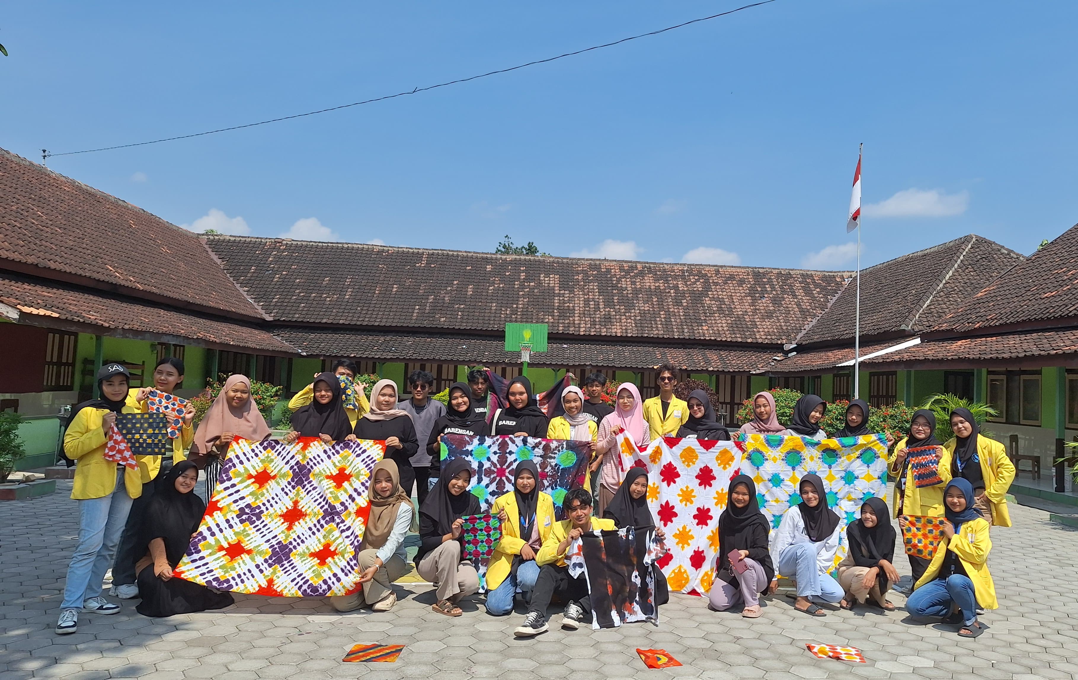 PELATIHAN PEMBUATAN BATIK JUMPUTAN KARANG TARUNA DESA WUNUT OLEH KKN GIAT 9 UNNES