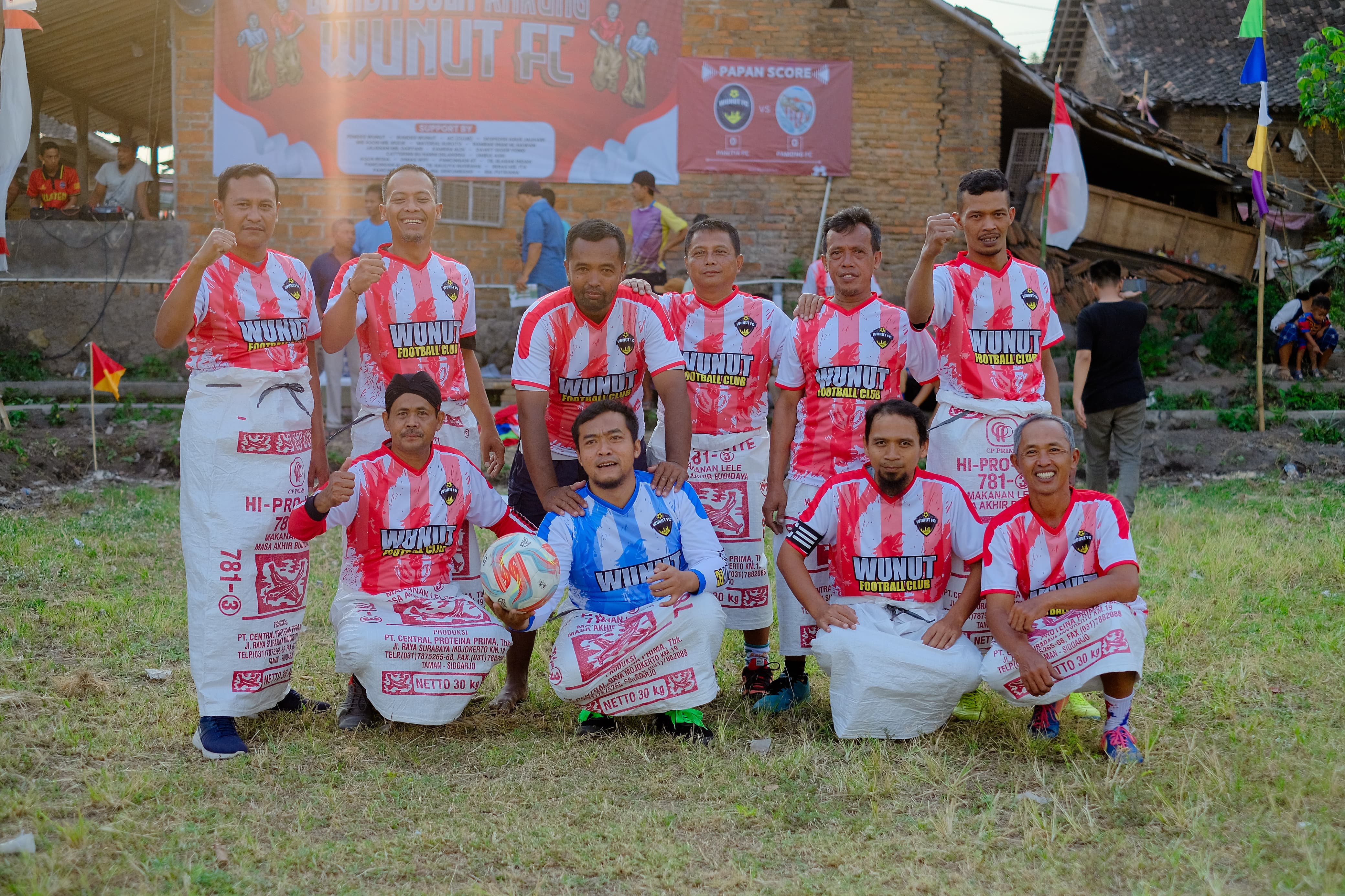 Sepak Bola Karung : Karang Taruna FC Harus menyerah Mengakui Ketangguhan Pamong FC Desa Wunut