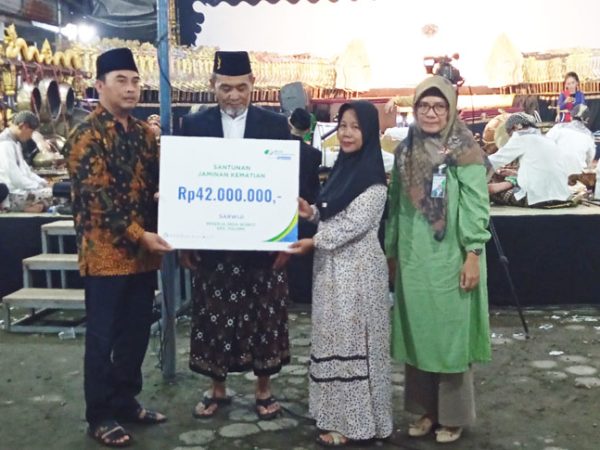 Melalui BPJS Ketenagakerjaan Pemerintah Desa Wunut mendaftarkan semua warga masyarakat usia pekerja., Sebagai Perlindungan .