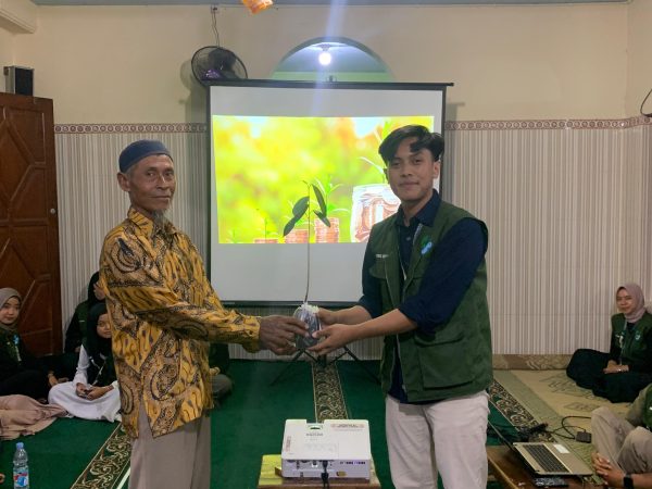 Kelompok KKN 99 UNISRI Gelar Sosialisasi Investasi dan Bagikan Bibit Tanaman di Desa Wunut