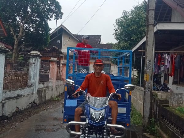 Program penanganan sampah : Pemdes Wunut bagikan 590 Keranjang sampah ke warga