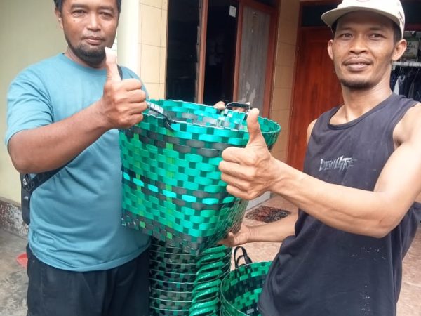 Program wunut bersih : Pemdes Wunut bagikan 590 Keranjang sampah ke warga