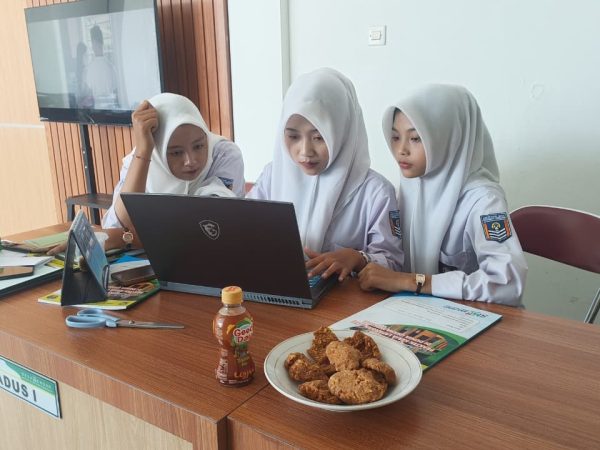 SISWA SMK MUHAMMADIYAH 1 JATINOM PKL DI KANTOR PEMERINTAH DESA WUNUT.